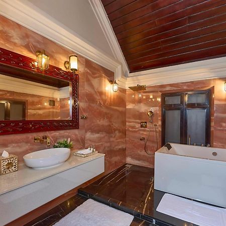 The Leela Ashtamudi, A Raviz Hotel Коллам Экстерьер фото Bathroom