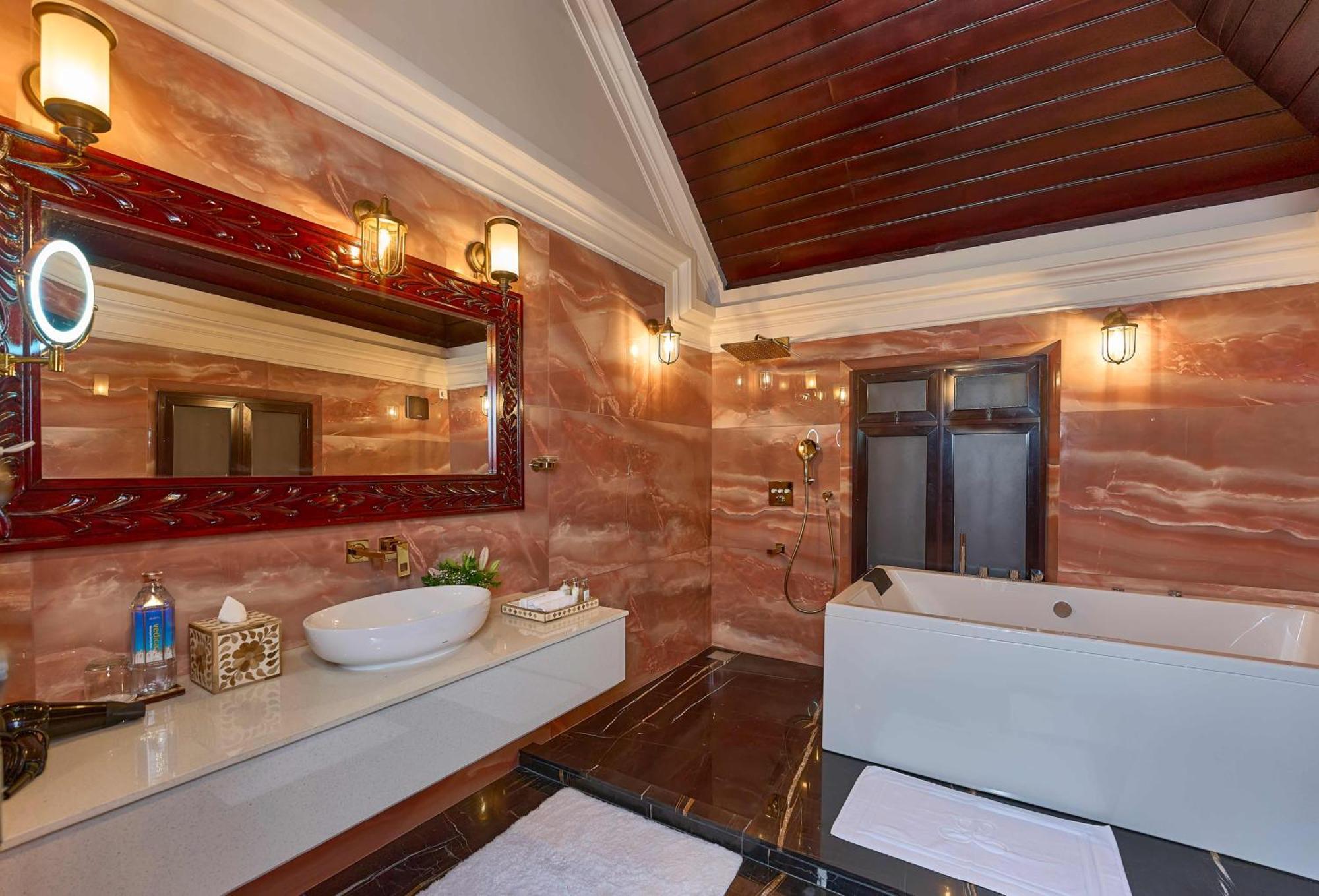 The Leela Ashtamudi, A Raviz Hotel Коллам Экстерьер фото Bathroom